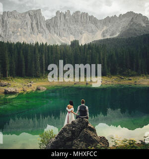 Schönes Paar der Jungvermählten vor dem Hintergrund der Berge in Italien Stockfoto