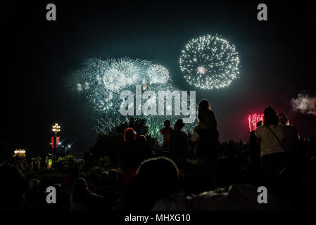 Masse von Menschen zu beobachten Kanada Tag Feuerwerk Feier außerhalb der kanadischen Museum der Geschichte, Gatineau, Quebec, Kanada Stockfoto