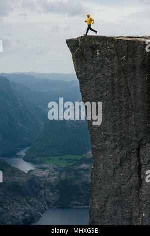 Naturfotograf touristische stehen auf dem Gipfel des Berges. Schöne Natur Norwegen Preikestolen oder Prekestolen. Stockfoto