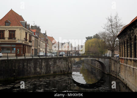 Blick auf Quai des Macons von Rue du Marché aux Poissons, Bergues, Nord, Frankreich Stockfoto