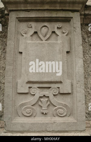 Skulpturale Detail auf dem Rathaus von der Rue Léon Claeyes, Bergues, Pas-de-Calais, Ile de France, Frankreich Stockfoto