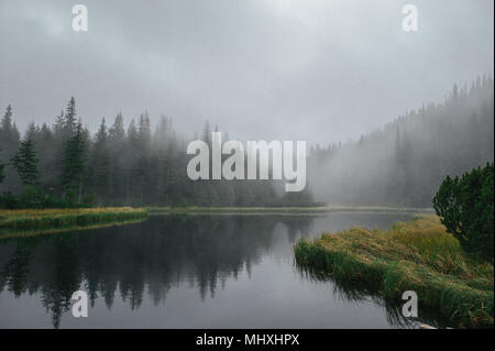 Schöne türkisblaue See in den Bergen. Schönheit der Natur. Stockfoto