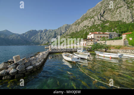 Die wunderschöne Stadt Dobrota mit dem Dorf Orahovac in der Ferne, Kotor Bay, Boka Kotorska, Montenegro von Flavia Brilli Stockfoto