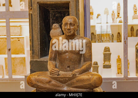 Alten Ägyptischen Schreiber Statue im Museum von Kairo von Antiquitäten, Kairo, Ägypten. Stockfoto