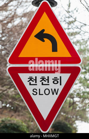 Gefährliche links abbiegen und den Weg, Verkehrsschilder von Südkorea Stockfoto