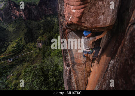 Kletterer klettern Sandsteinfelsen, Erhöhte Ansicht, Kalken, Provinz Yunnan, China Stockfoto