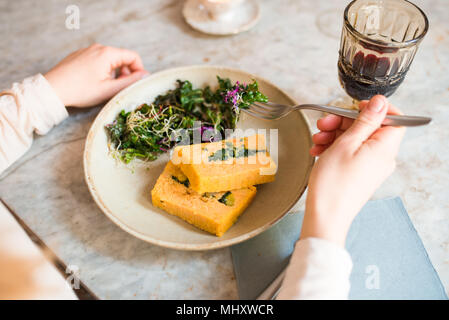 Frau, die vegane Mahlzeit im Restaurant Stockfoto
