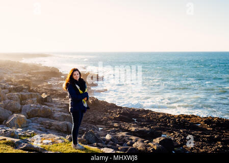 Frau zu Fuß durch Meer, Fanore, Clare, Irland Stockfoto