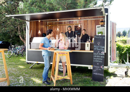 Kunden genießen Essen in Essen Lkw Innsbruck, Tirol, Österreich Stockfoto