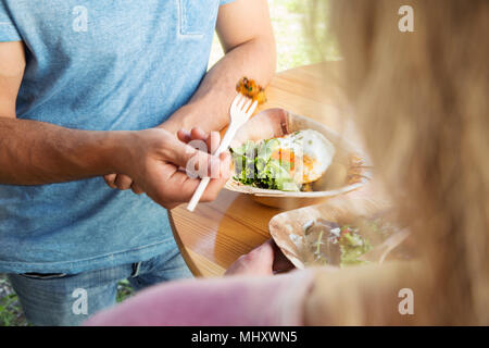 Paar beim Essen Lkw Mahlzeit Stockfoto