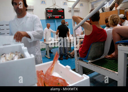 Anzio, Rom. Versteigerung von Fisch in kooperative der Fischer. Italien. Stockfoto