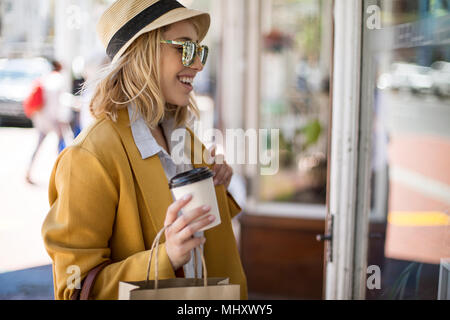 Frau Window Shopping, Kapstadt, Südafrika Stockfoto