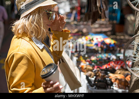 Frau im Freien Marktstand, Kapstadt, Südafrika Stockfoto