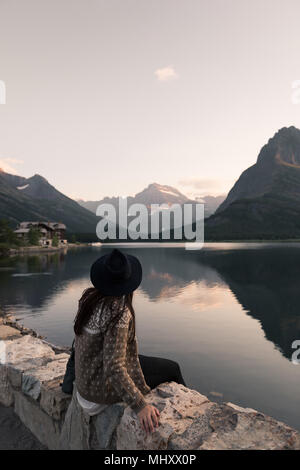 Frau mit Blick auf swiftcurrent Lake, Glacier National Park, Montana, USA Stockfoto