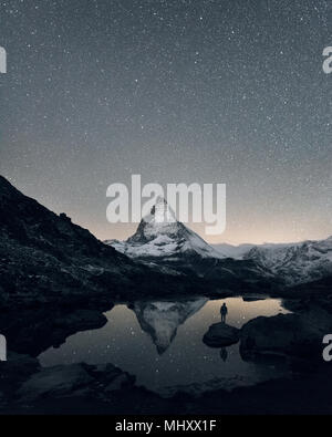 Matterhorn reflektiert über den See Riffelsee bei Nacht, Zermatt, Wallis, Schweiz Stockfoto