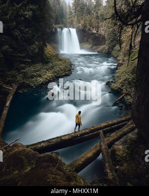 Man überquert den Fluss, Koosah fällt, Willamette, Oregon, USA Stockfoto