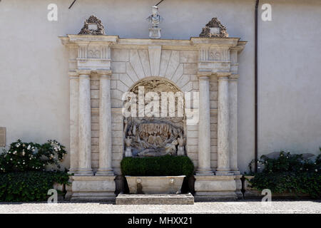 Blick auf den Brunnen der Venus im Eingang Innenhof, Villa d Este. Tivoli. Italien. Der Brunnen ist durch ein Paar von dorischen Säulen eingerahmt und oberhalb der Stockfoto