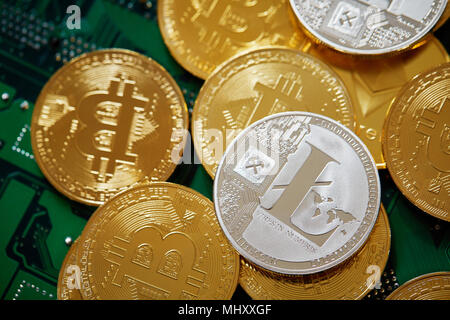 Digitale cryptocurrencys Bitcoin, des Astraleums und litecoin auf der Hauptplatine. Cryptocurrency Konzept, Nahaufnahme, selektiven Fokus. Cryptocurrency Bergbau. V Stockfoto