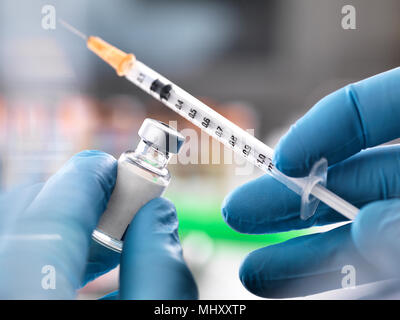 Arzt vorbereiten Medikamente zu spritzen Stockfoto