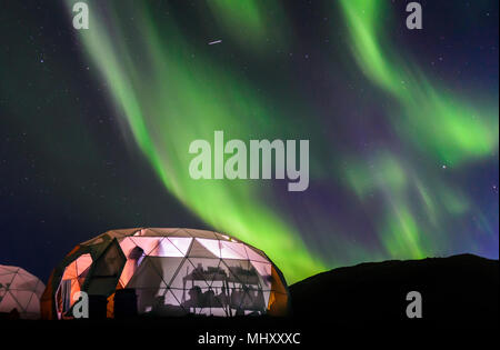 Beleuchtete Kuppel Zelt, Aurora Borealis im Hintergrund, Narsaq, Vestgronland, Grönland Stockfoto