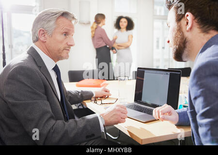 Unternehmer im Büro mit Laptop Stockfoto