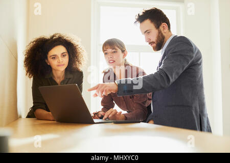 Geschäftsleute im Büro mit Laptop Stockfoto