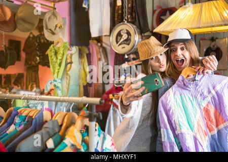 Freunde von selfie in Sparsamkeitspeicher Stockfoto