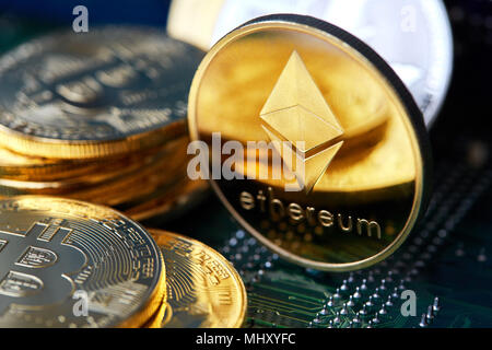 Stapel von cryptocurrencies in einem Kreis mit astraleums auf der Oberseite der Hauptplatine, Nahaufnahme, selektiven Fokus. Des astraleums als wichtigste cryptocurrency conce Stockfoto