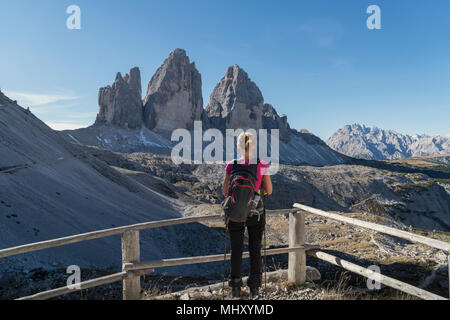 Wanderer genießen Aussicht, Dolomiten, in der Nähe von Cortina d'Ampezzo, Venetien, Italien Stockfoto