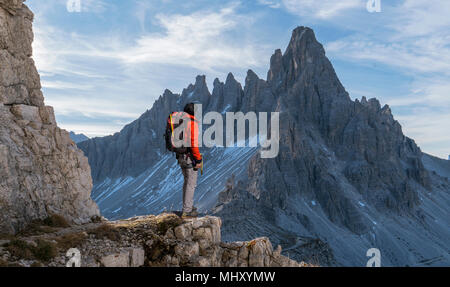 Wanderer genießen Aussicht, Dolomiten, in der Nähe von Cortina d'Ampezzo, Venetien, Italien Stockfoto