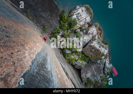 Man Klettern auf Kalkfelsen, Ansicht von oben, Ha Long Bay, Vietnam