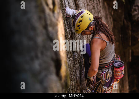 Frau Trad Climbing an den Chief, Squamish, Kanada Stockfoto