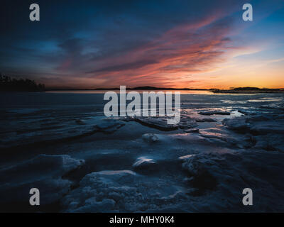 Gefrorene Meer gegen Sonnenuntergang in Ruissalo, Turku, Finnland Stockfoto