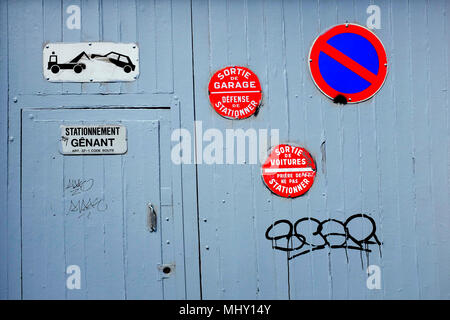 Kein Parkplatz Schilder auf ein Garagentor - Montmartre - Paris - Frankreich Stockfoto