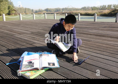 Der junge studierte im Außenbereich Stockfoto