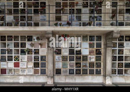 Plaketten, die an der Wand des Krematoriums/Columbarium in Pere Lachaise in Paris, Frankreich Stockfoto