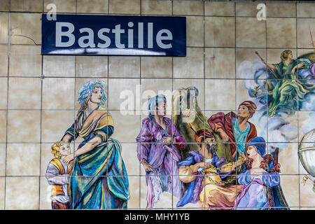 U-Bahnhof Bastille auf die Pariser Metro mit keramischen Fliesen mit der Darstellung der Sturm auf die Bastille am 14. Juli ,1789 Stockfoto