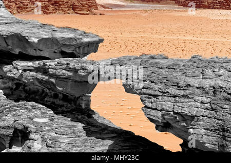 Erosion steinerne Brücke, Schwarz und Weiß mit farbigen Hintergrund und abstrakte Wirkung entfremdet, im Naturschutzgebiet des Wadi Rum, Jordanien, Naher Stockfoto