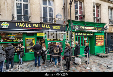 Die Menschen in der Warteschlange außerhalb L'Wie du Fallafel ein sehr beliebtes Koscher im Nahen und Mittleren Osten Restaurant 34, Rue des Rosiers, Paris, Frankreich Stockfoto