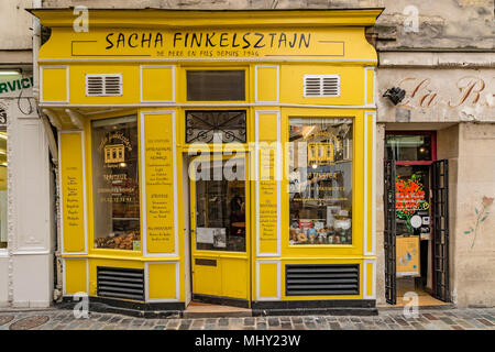 Sacha Finkelsztajn auch bekannt als La Boutique Jaune' Die gelbe Shop" eine jüdische Bäckerei am 27 Rue des Rosiers, Paris, Frankreich Stockfoto