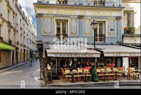 Leute sitzen draußen und essen im Au Rocher de Cancale, einem französischen Restaurant in der Rue Montorgueil, Paris Frankreich Stockfoto