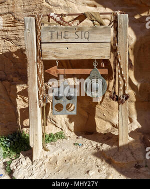 Zeichen für den Eingang des Siq von Petra, vom Besucherzentrum in Wadi Musa, Jordanien, Naher Osten Stockfoto