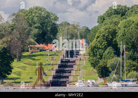 Sportboote in der Goetacanal, Flug von Schleusen, Dorf Berg, Schweden Stockfoto