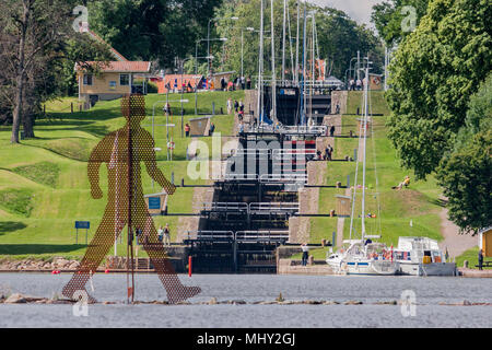 Sportboote in der Goetacanal, Flug von Schleusen, Dorf Berg, Schweden Stockfoto