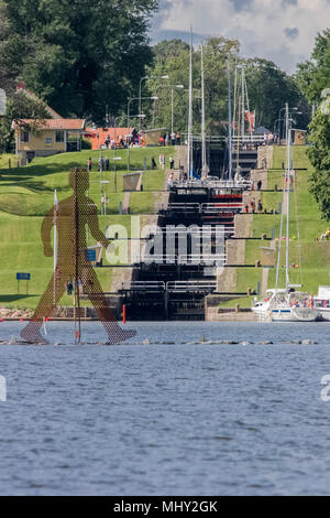 Sportboote in der Goetacanal, Flug von Schleusen, Dorf Berg, Schweden Stockfoto