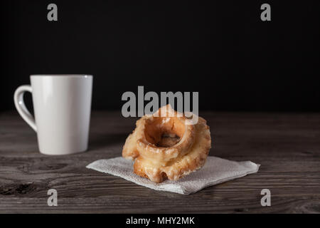 Donuts unterschiedlicher Größe Farbe und Form. Kopieren Sie Platz im Rahmen. Stockfoto