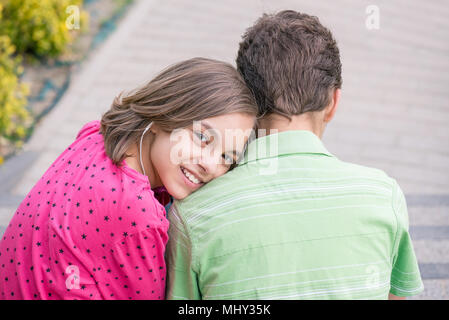 Teen Junge und Mädchen mit Kopfhörern Stockfoto