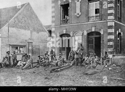 Verwundete deutsche Soldaten vor dem varreddes Rathaus, Seine-et-Marne, Erster Weltkrieg, Frankreich Stockfoto