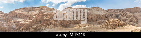 Qumran Höhlen in Qumran National Park, wo die Schriftrollen vom Toten Meer gefunden wurden Stockfoto