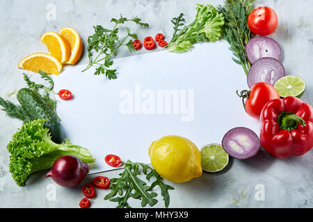 Rahmen aus Obst, Gemüse und Kräuter auf weißem Hintergrund, selektiver Fokus, Flach, close-up. Kopieren Sie Raum für Ihre Einschreibung ar pictu Stockfoto